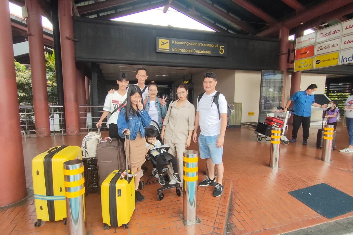 Penjemputan tamu Bandung Driver di bandara dengan barang bawaan