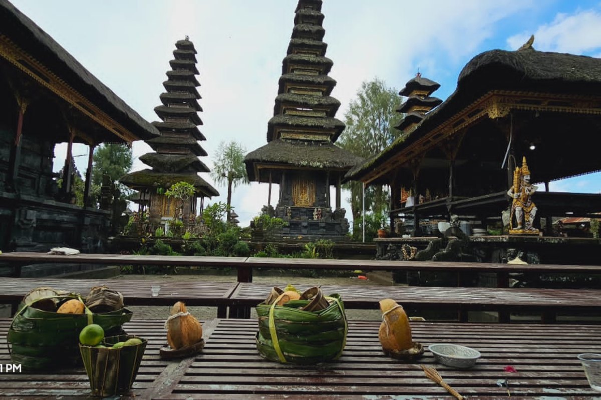 Pura di Bali dengan sesajen dan meru bertingkat