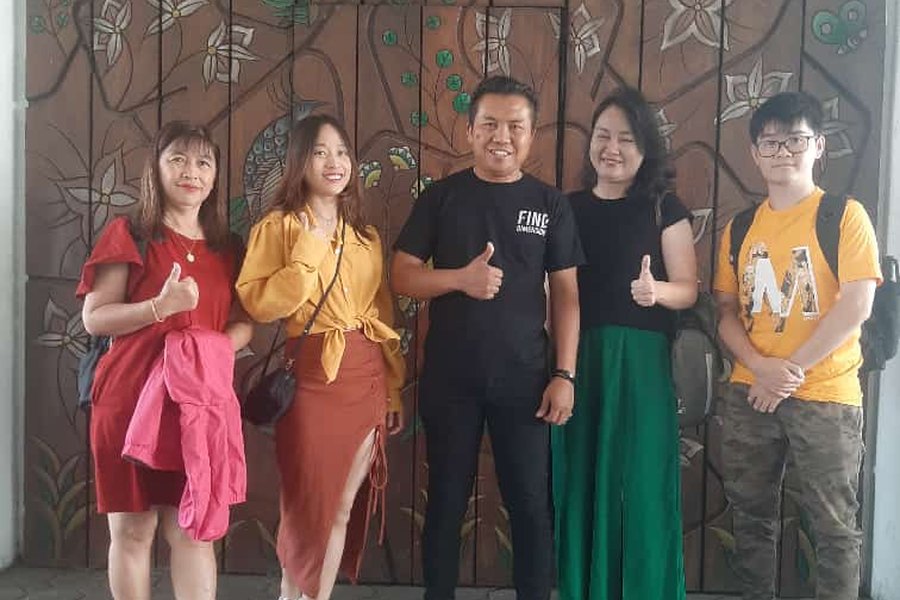 Tamu berfoto bersama supir Bandung Driver