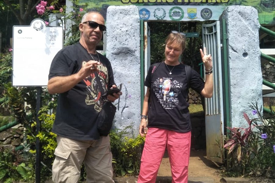 Tamu Bandung Driver di situs megalitik Gunung Padang