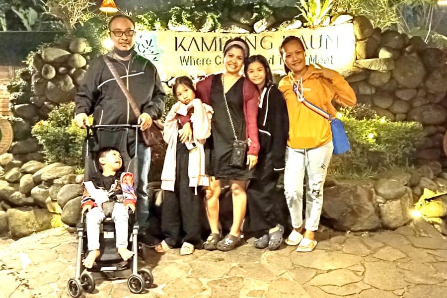 Keluarga tamu di Kampung Daun Lembang
