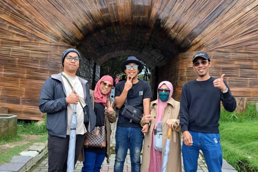 Rombongan tamu di Kawah Putih