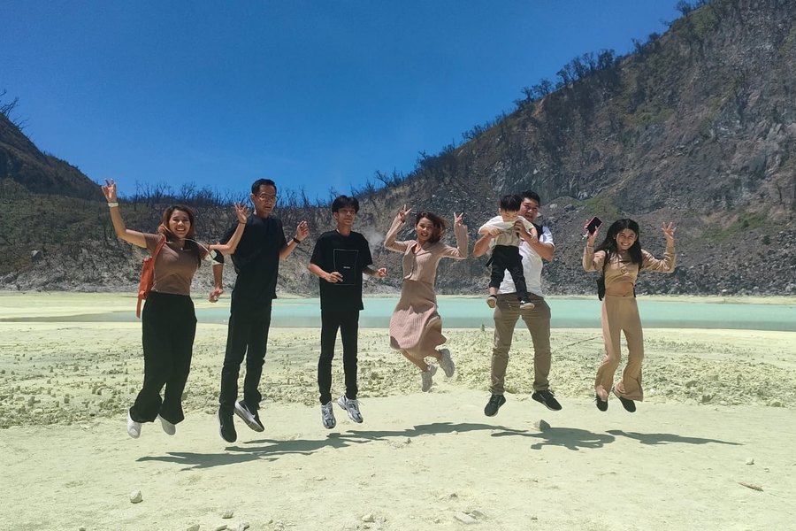 Rombongan tamu melompat gembira di Kawah Putih