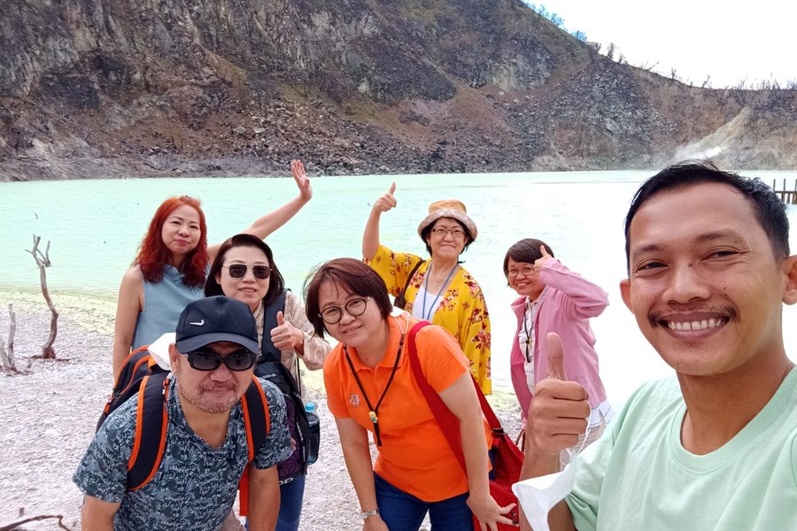 Tamu dari Thailand di Kawah Putih