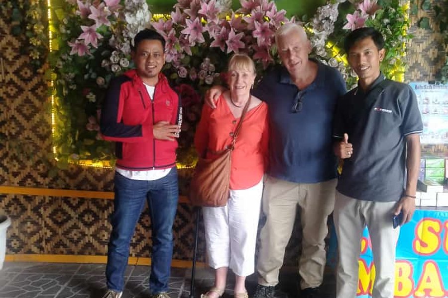 Tamu menikmati kopi luwak di Cikole