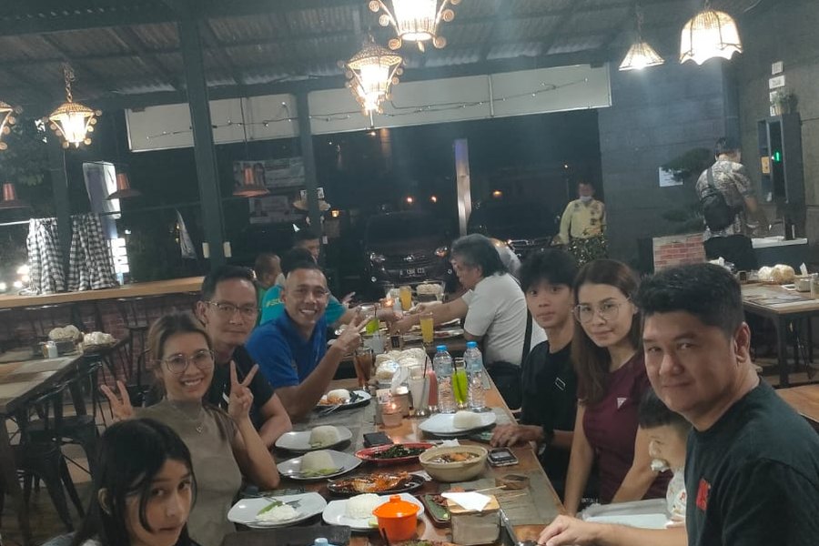 Tamu Bandung Driver makan bersama di rumah makan Sunda