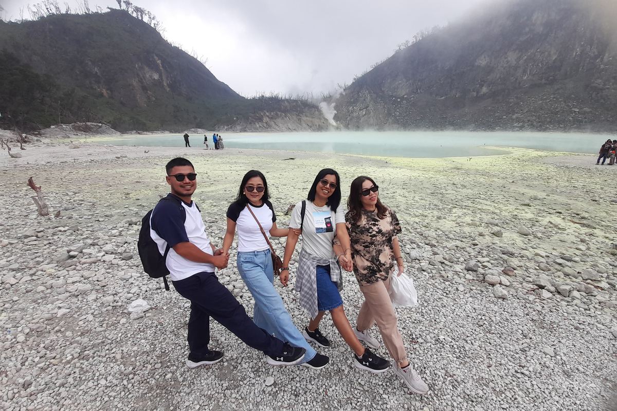 Tamu Bandung Driver berfoto di tepi danau Kawah Putih Ciwidey