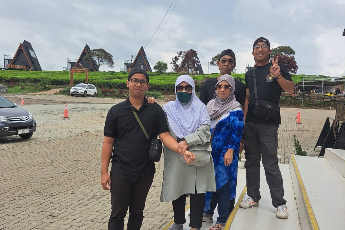 Tamu di kawasan glamping Pangalengan