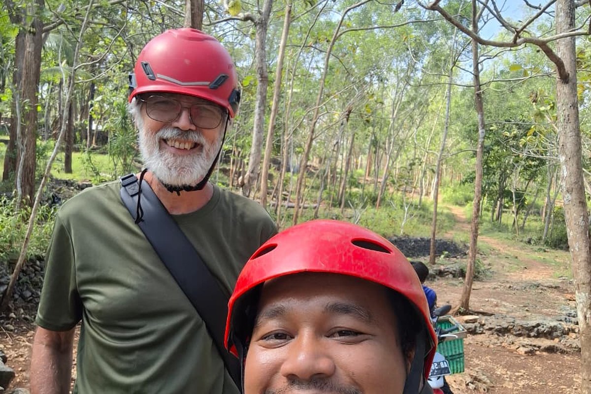 Peserta jeep offroad dengan helm pengaman