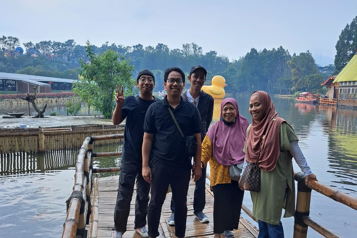 Rombongan tamu di tepi Situ Cileunca Pangalengan