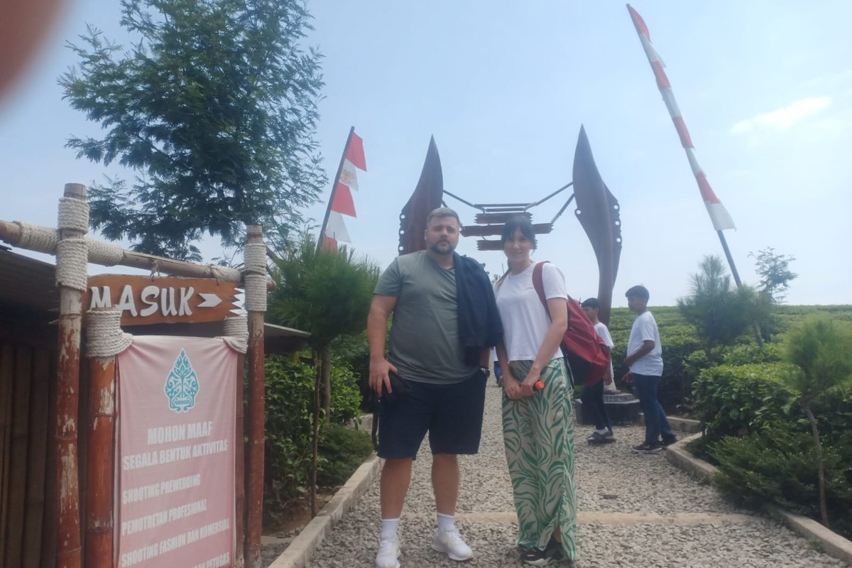 Tamu di kebun teh Wayang Windu Pangalengan