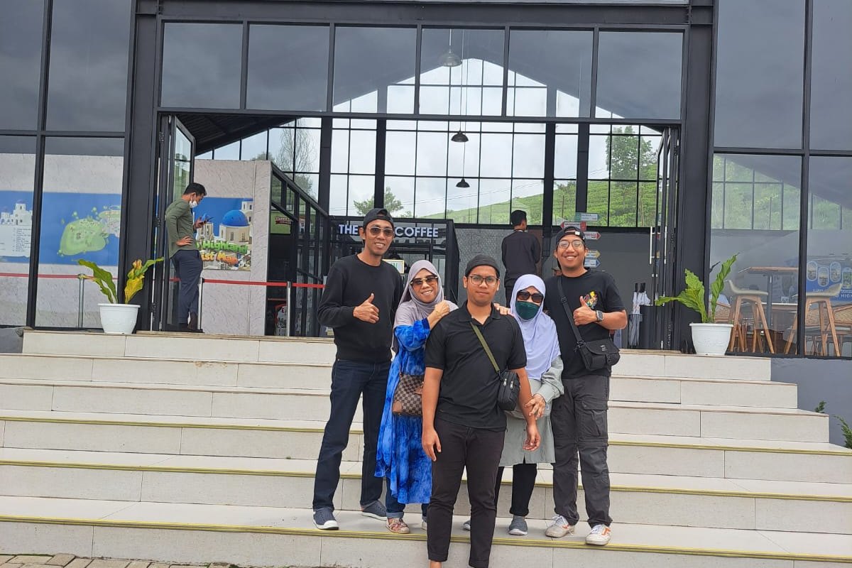 Rombongan tamu di pintu masuk kawasan wisata Pangalengan