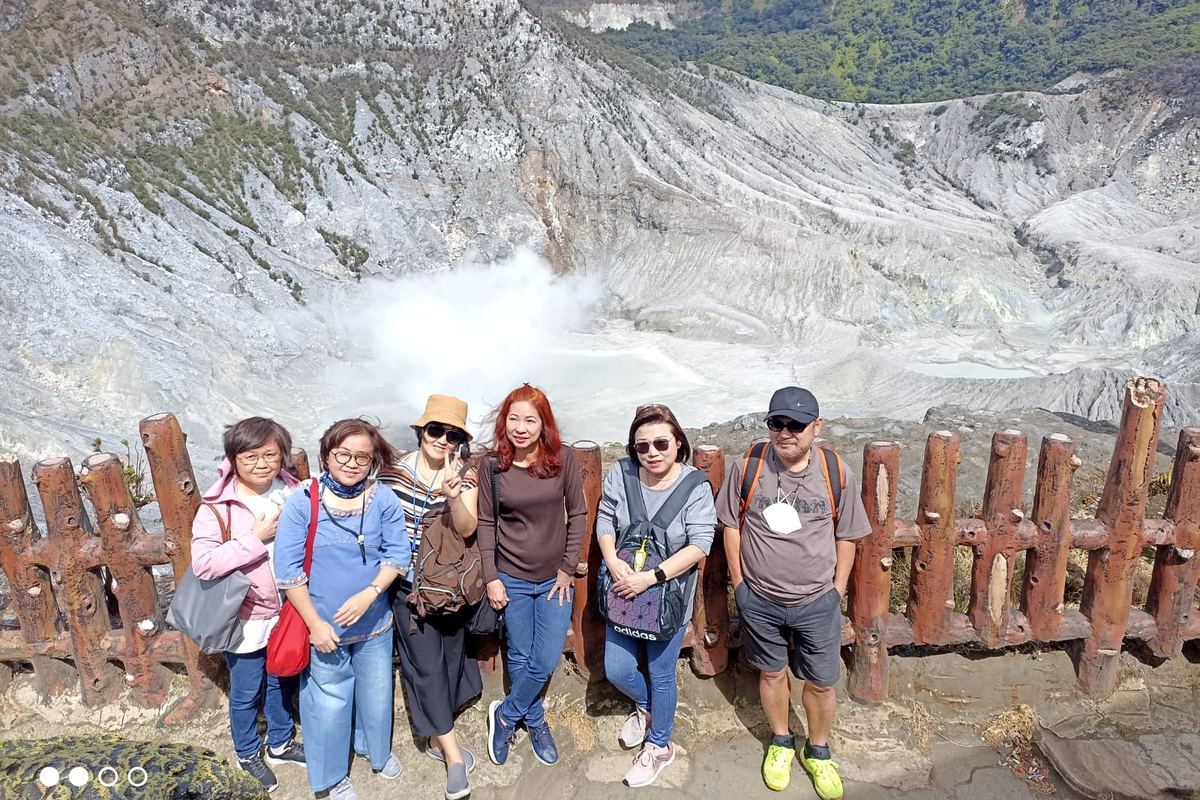 Rombongan tamu Bandung Driver di tepi kawah saat paket wisata satu hari