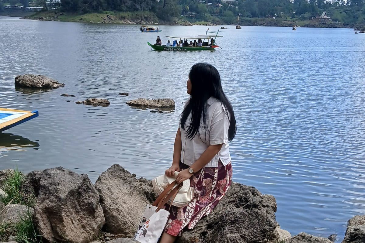 Tamu menikmati pemandangan Danau Situ Patenggang Ciwidey