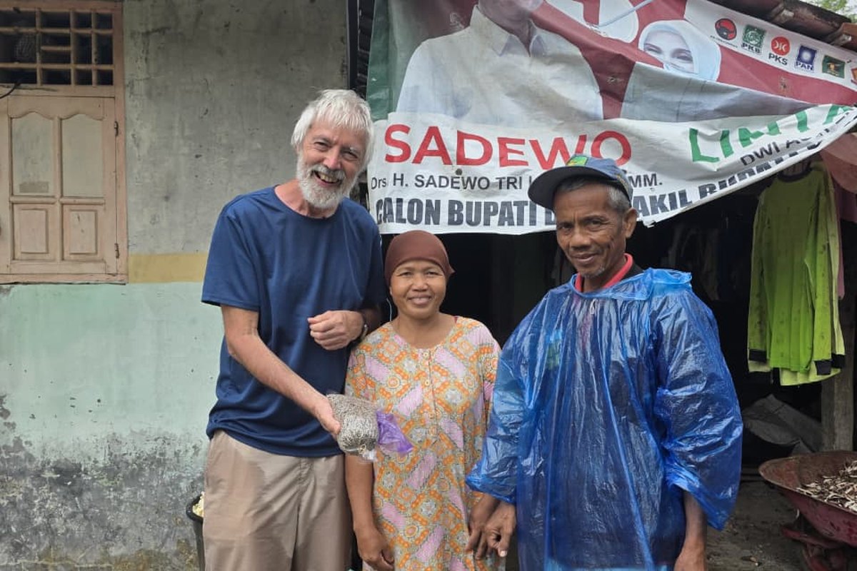 Tamu berfoto bersama warga di desa yang disinggahi