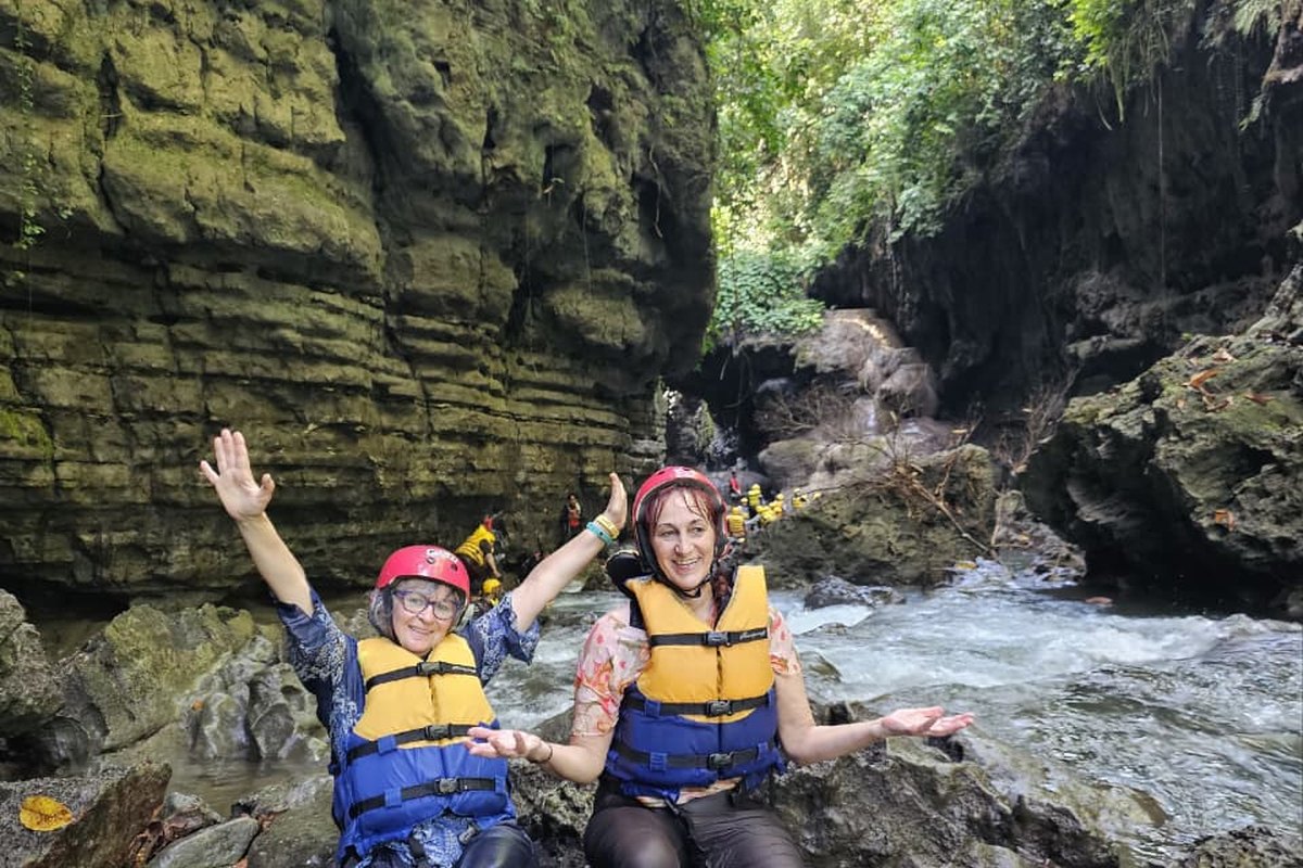 Peserta tur Jawa Bali bersiap arung jeram di sungai