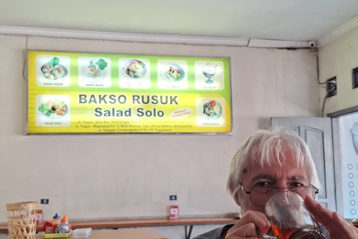 Tamu menikmati kuliner khas Solo di sela perjalanan