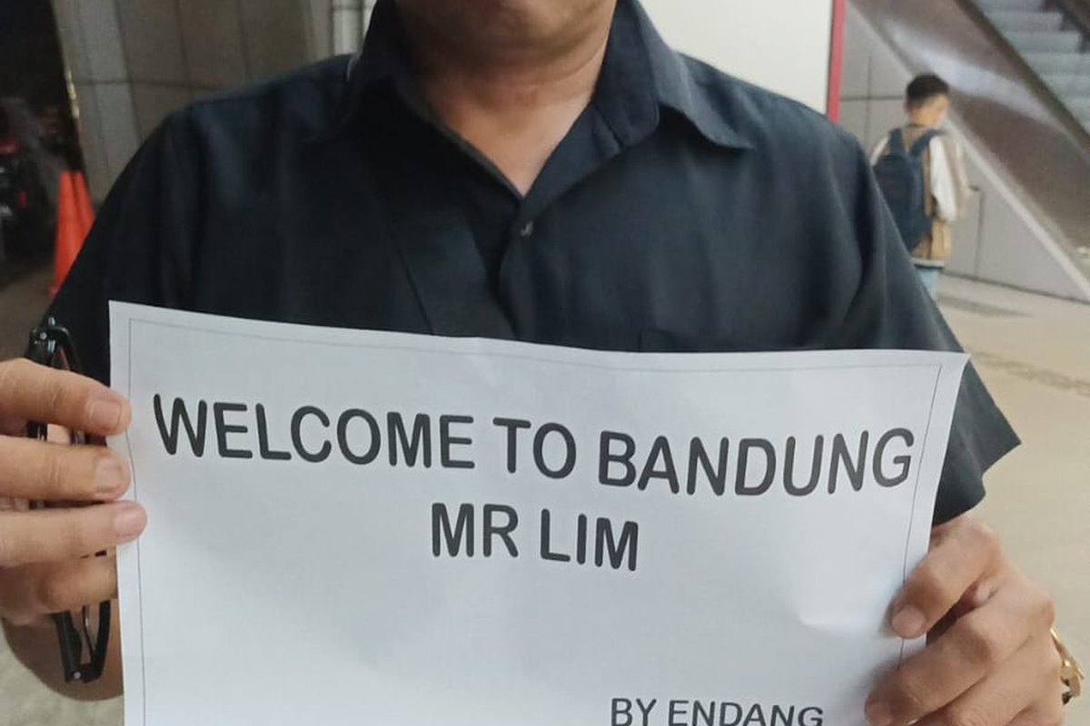 Supir Bandung Driver menunggu tamu dengan papan nama di stasiun